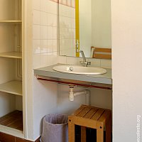 Espace lavabo et armoire - chambre rez de chausse - Val de l'Hort