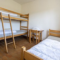 Une chambre  trois lits en rez-de-jardin Val de l\'Hort Anduze Cvennes