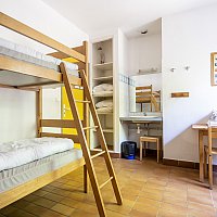 Une chambre  quatre lits en rez-de-jardin Val de l\'Hort Anduze Cvennes