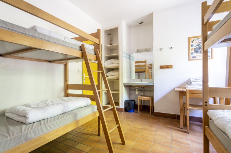 La Maison - intrieur Une chambre  quatre lits en rez-de-jardin Val de l\'Hort Anduze Cvennes : 1714140537._dsc48271.hdr.2.jpg